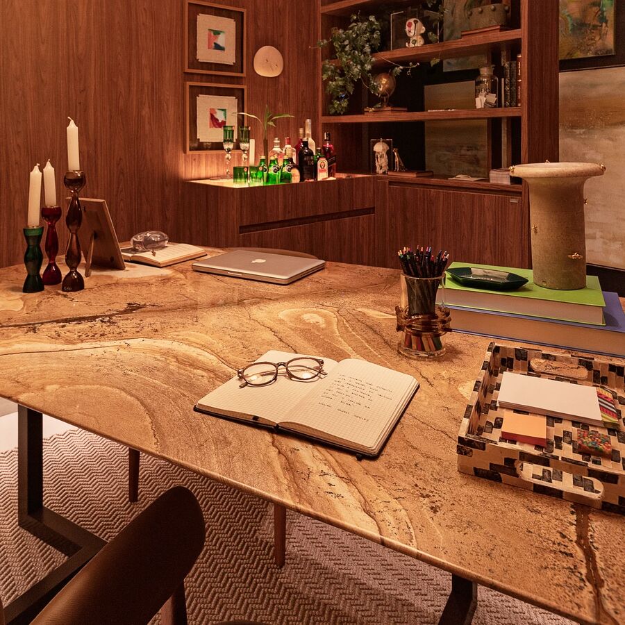 Tampo de mesa em quartzito exótico com veios dourados em ambiente de home office