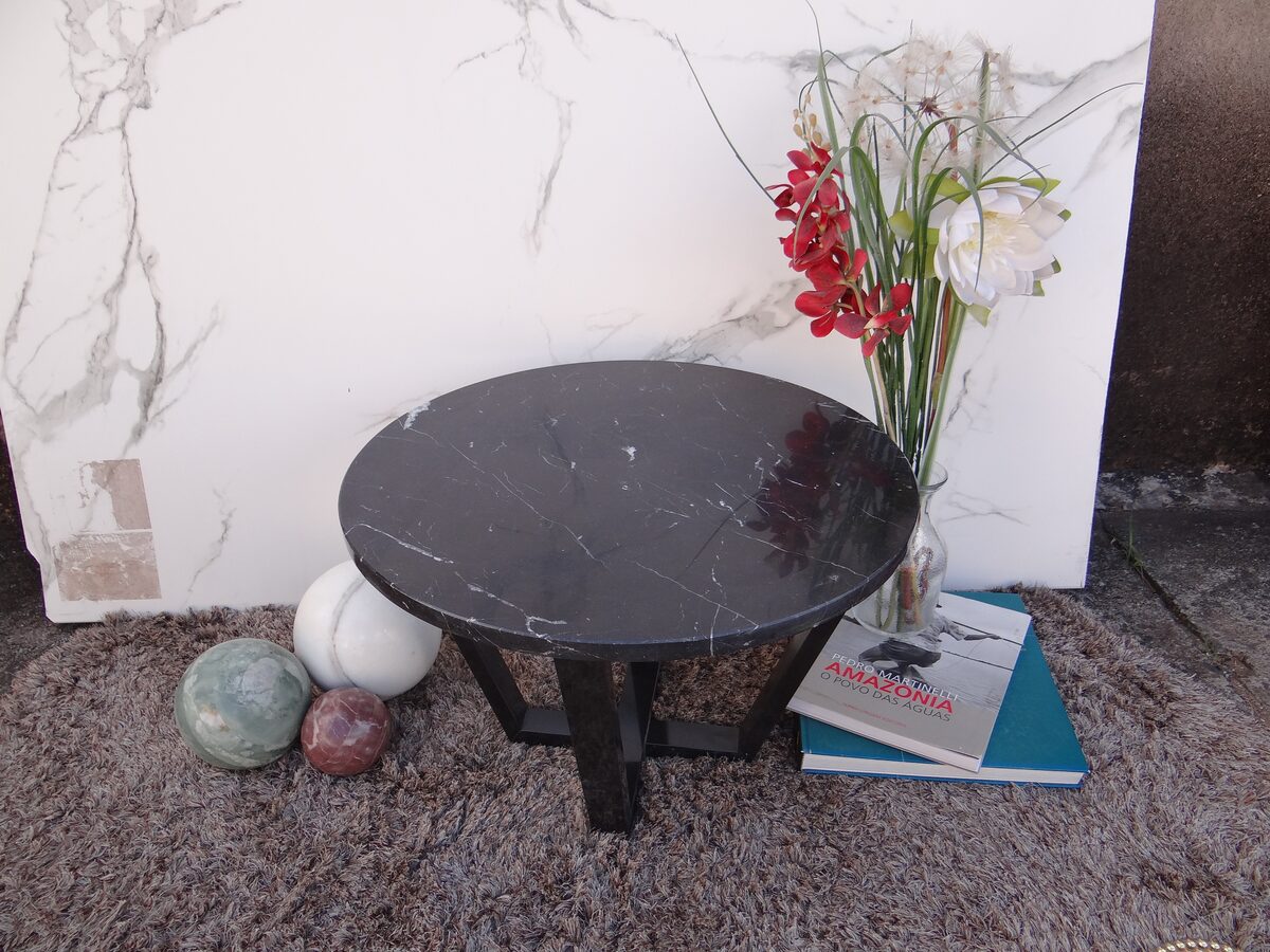 Mesa de centro com tampo em mármore Nero Marquina