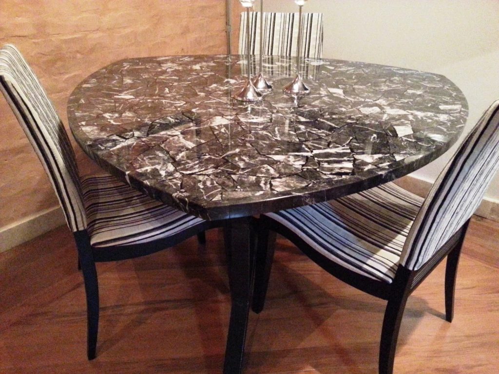 Mesa de jantar com tampo em mosaico de retalhos de mármore